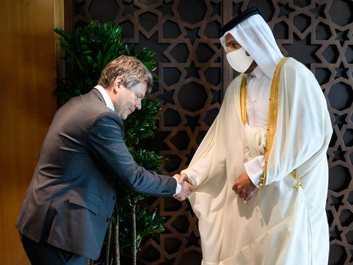 Bundeswirtschaftsminister Habeck schüttelt Katars Minister für Handel die Hand und verbeugt sich dabei. 