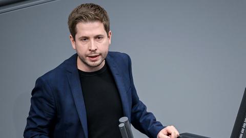 Kevin Kühnert (SPD) spricht bei der Sitzung im Bundestag.