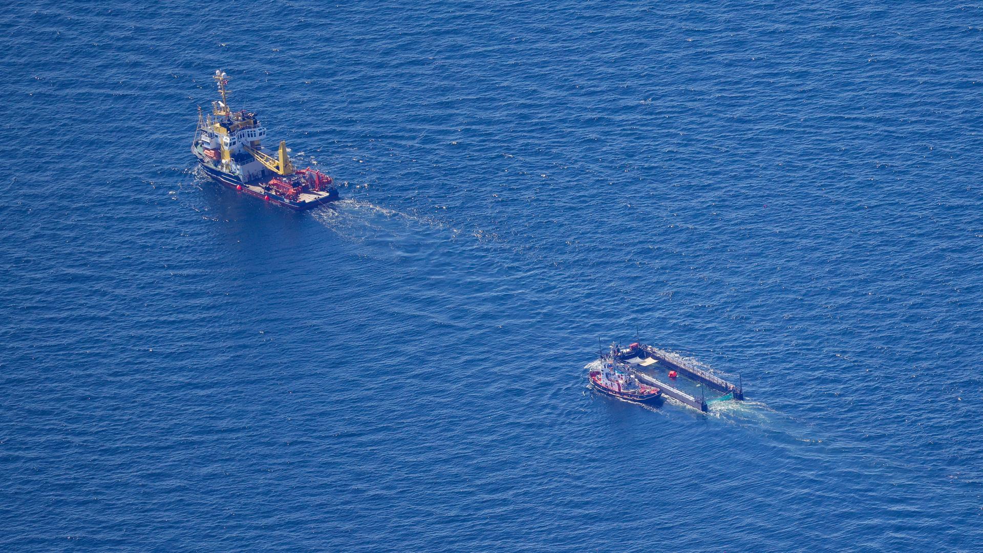 Der Buckelwal wurde in seiner Barge von einem Schlepper entlang der dänischen Küste in Höhe unterhalb von Skagen, im sogenannten Skagerrak, durch die Ostsee gezogen.