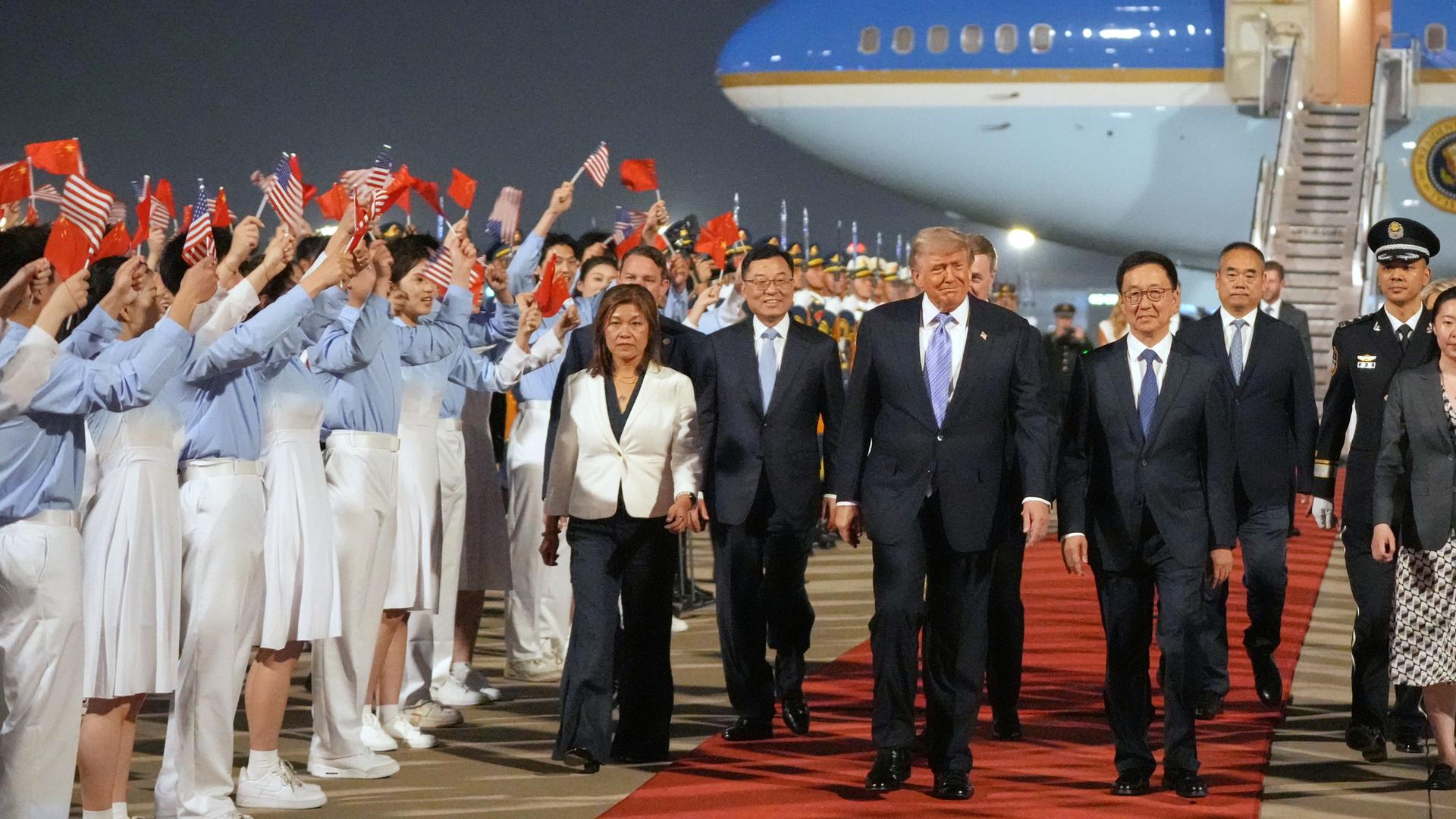 Präsident Donald Trump geht während einer Begrüssungszeremonie am Flughafen in Peking an der Seite des chinesischen Vizepräsidenten Han Zheng. (AP Photo/Mark Schiefelbein) Präsident Donald Trump geht während einer Begrüssungszeremonie am Flughafen in Peking an der Seite des chinesischen Vizepräsidenten Han Zheng. (AP Photo/Mark Schiefelbein)
