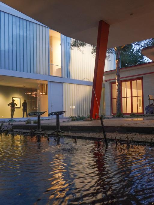 "Das Kleine Grosz Museum" mit kleinem Teich im Vordergrund ist in einer ehemaligen Tankstelle untergebracht.