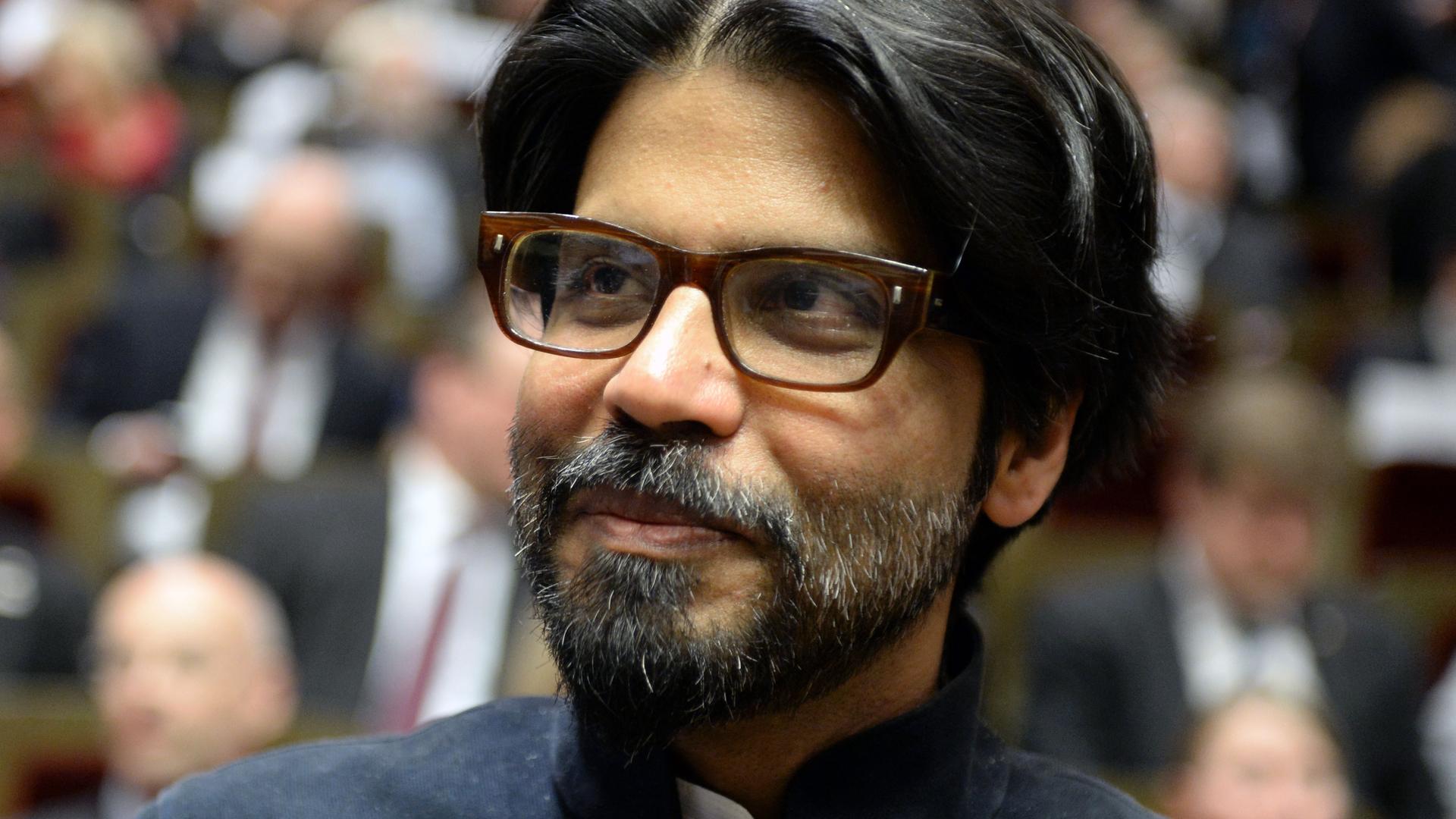 Der indische Publizist Pankaj Mishra mit Bart und Brille mit dunklem Gestell.