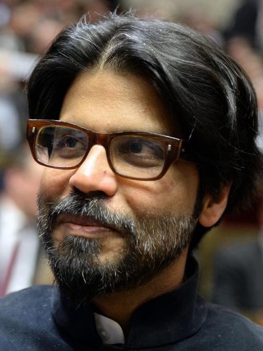 Der indische Publizist Pankaj Mishra mit Bart und Brille mit dunklem Gestell.
