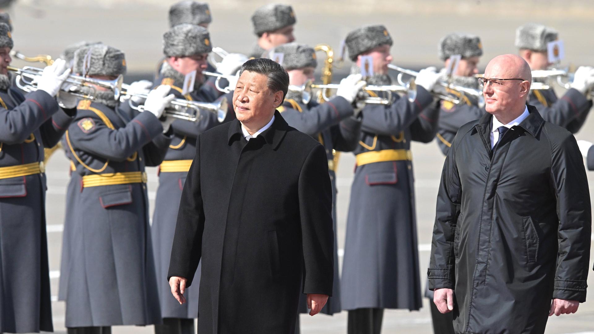 Der chinesische Staatspräsident Xi Jingping ist zu einem dreitägigen Staatsbesuch in Russland eingetroffen. Er wird am Flughafen empfangen. Der chinesische Staatspräsident Xi Jingping ist zu einem dreitägigen Staatsbesuch in Russland eingetroffen. Er wird am Flughafen empfangen.