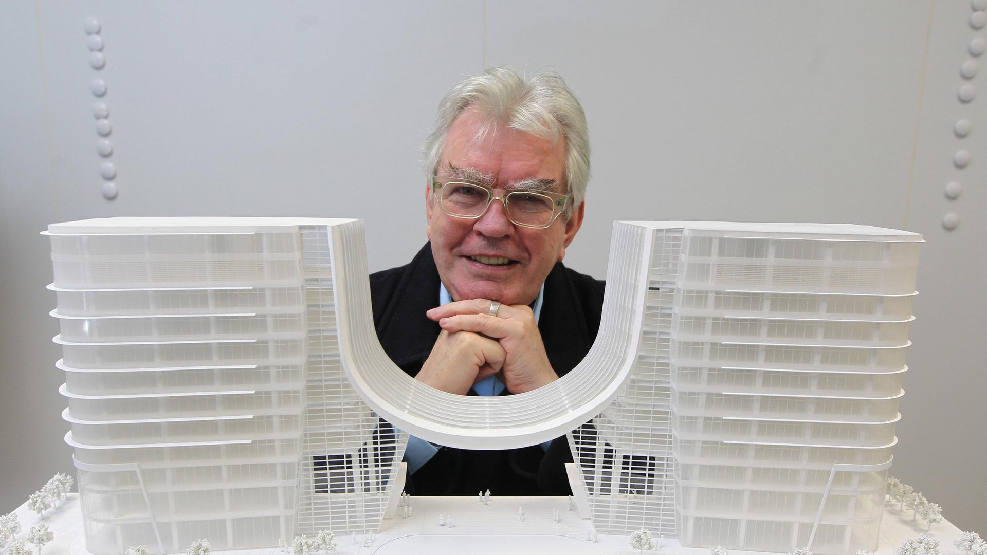Der Architekt Terry Farrell mit dem Modell von Qianhai
