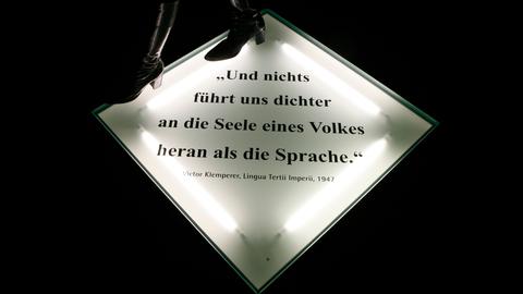Das Zitat "Und nichts führt und dichter an die Seele eines Volkes heran als die Sprache" von Victor Klemperer ist am Donnerstag, 11. Dezember 2008, in der Ausstellung "man spricht Deutsch" im Haus der Geschichte der Bundesrepublik Deutschland in Bonn in den Boden eingelassen.