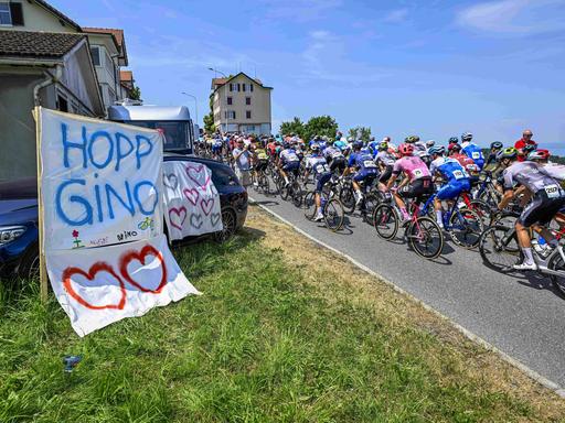 Ein Plakat zum Gedenken an Gino Mäder an der Strecke der Tour de Suisse. Mäder war auf der fünften Etappe in eine Schlucht gestürzt und erlag einen Tag später seinen Verletzungen.