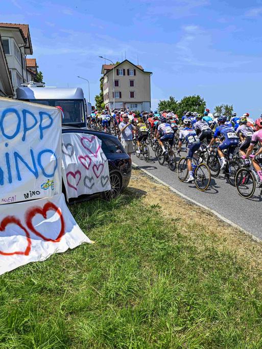 Ein Plakat zum Gedenken an Gino Mäder an der Strecke der Tour de Suisse. Mäder war auf der fünften Etappe in eine Schlucht gestürzt und erlag einen Tag später seinen Verletzungen.