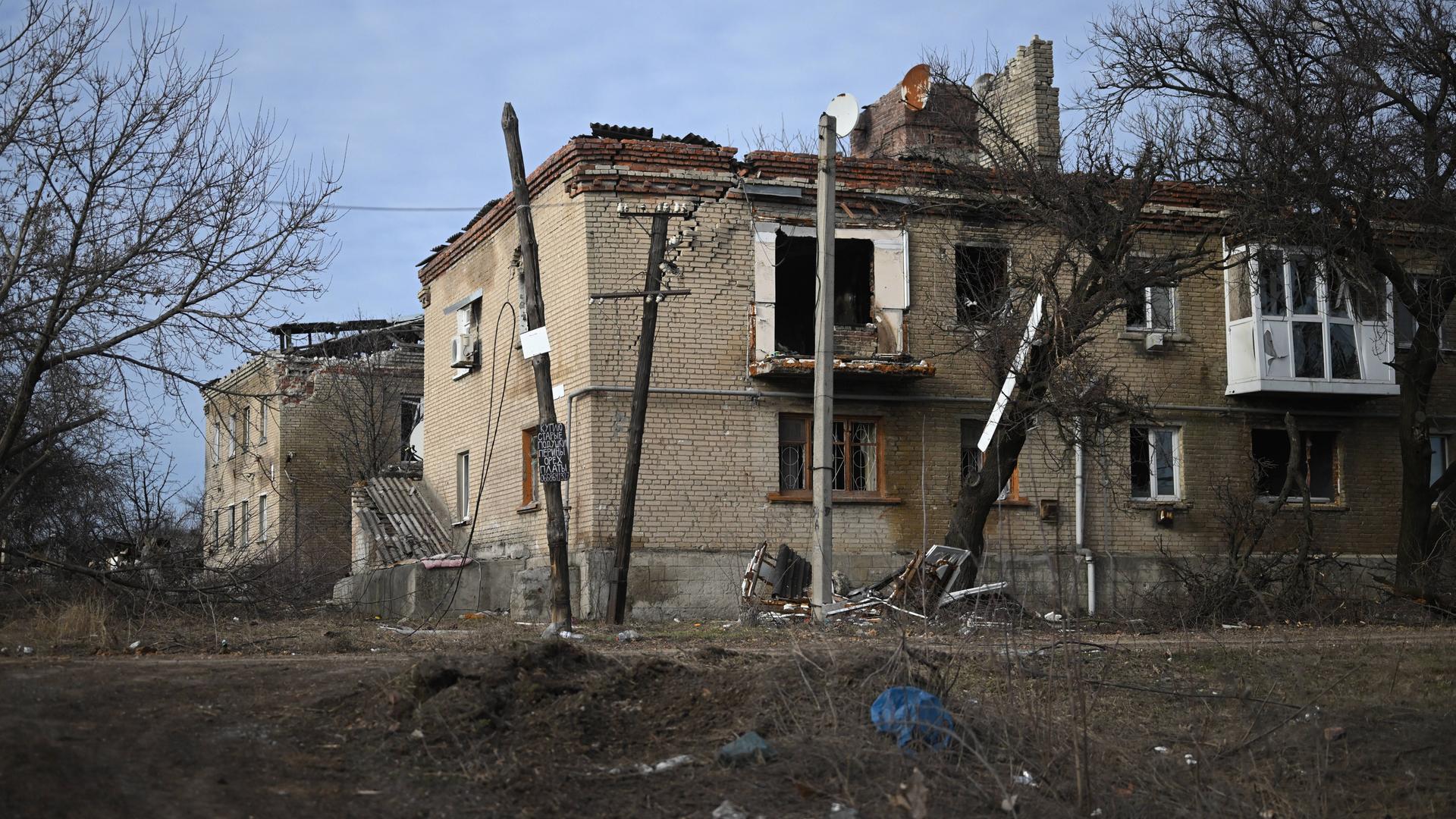 Blick auf ein zerstörtes Wohnhaus im ukrainischen Awdijiwka in der Nähe von Donezk. 