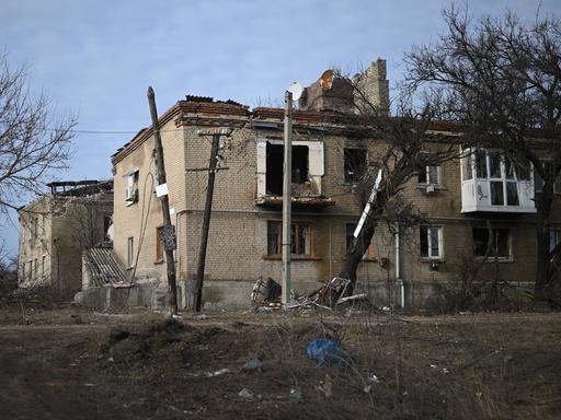 Blick auf ein zerstörtes Wohnhaus im ukrainischen Awdijiwka in der Nähe von Donezk. 
