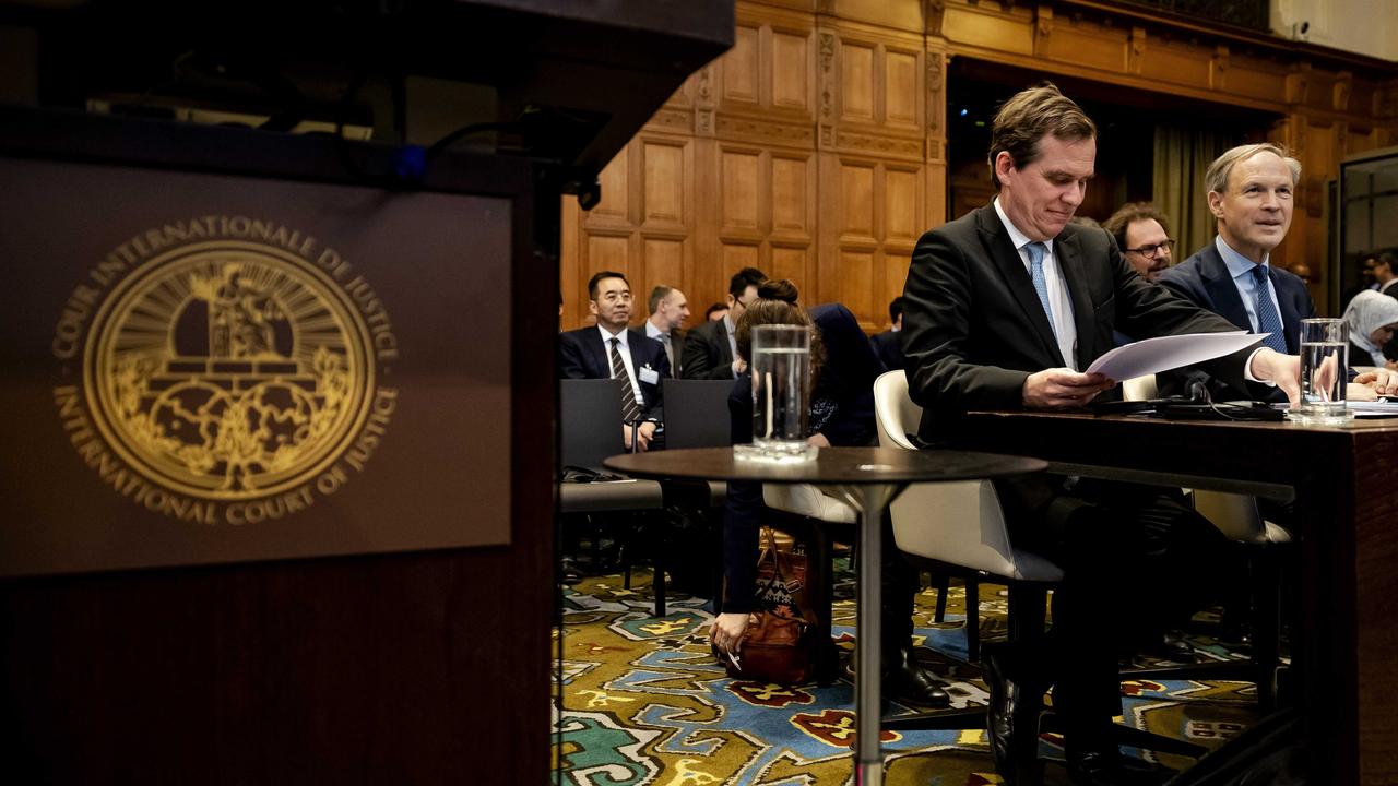 Diego Colas (l.), Direktor für Rechtsangelegenheiten im Ministerium für Europa und auswärtige Angelegenheiten, während einer Anhörung vor dem Internationalen Gerichtshof (IGH) über die rechtlichen Konsequenzen der israelischen Besetzung palästinensischer Gebiete. Bei den Anhörungen kommen verschiedene Länder zu Wort. 