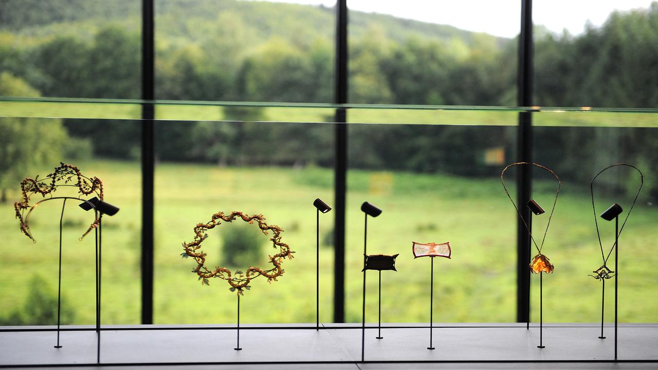 Schmuck des französischen Glas-Künstlers Rene Lalique im Lalique Museum in Wingen-sur-Moder