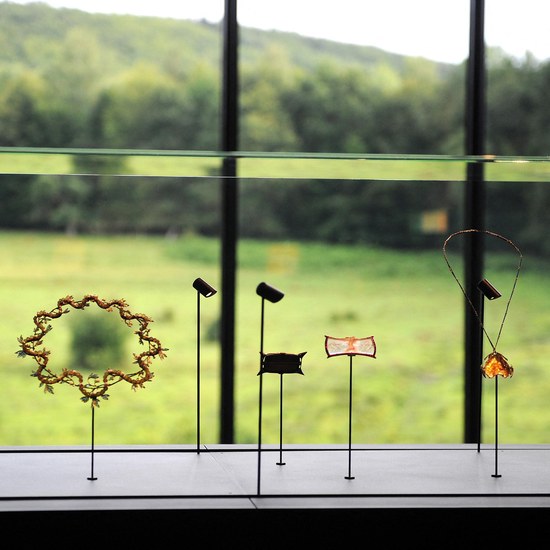Schmuck des französischen Glas-Künstlers Rene Lalique im Lalique Museum in Wingen-sur-Moder