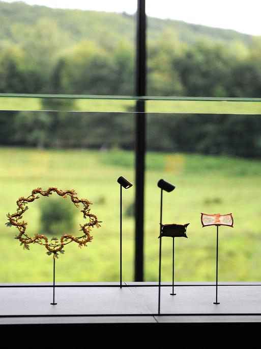 Schmuck des französischen Glas-Künstlers Rene Lalique im Lalique Museum in Wingen-sur-Moder