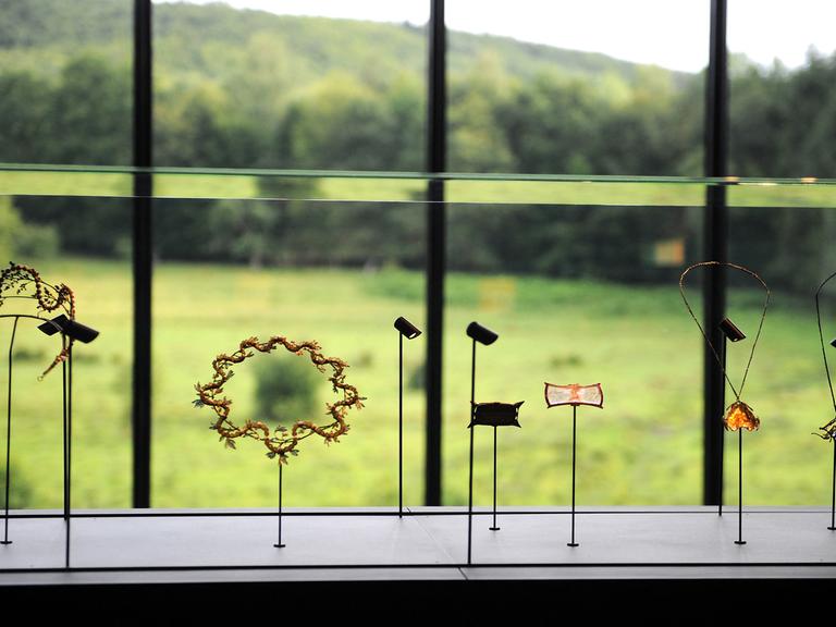 Schmuck des französischen Glas-Künstlers Rene Lalique im Lalique Museum in Wingen-sur-Moder