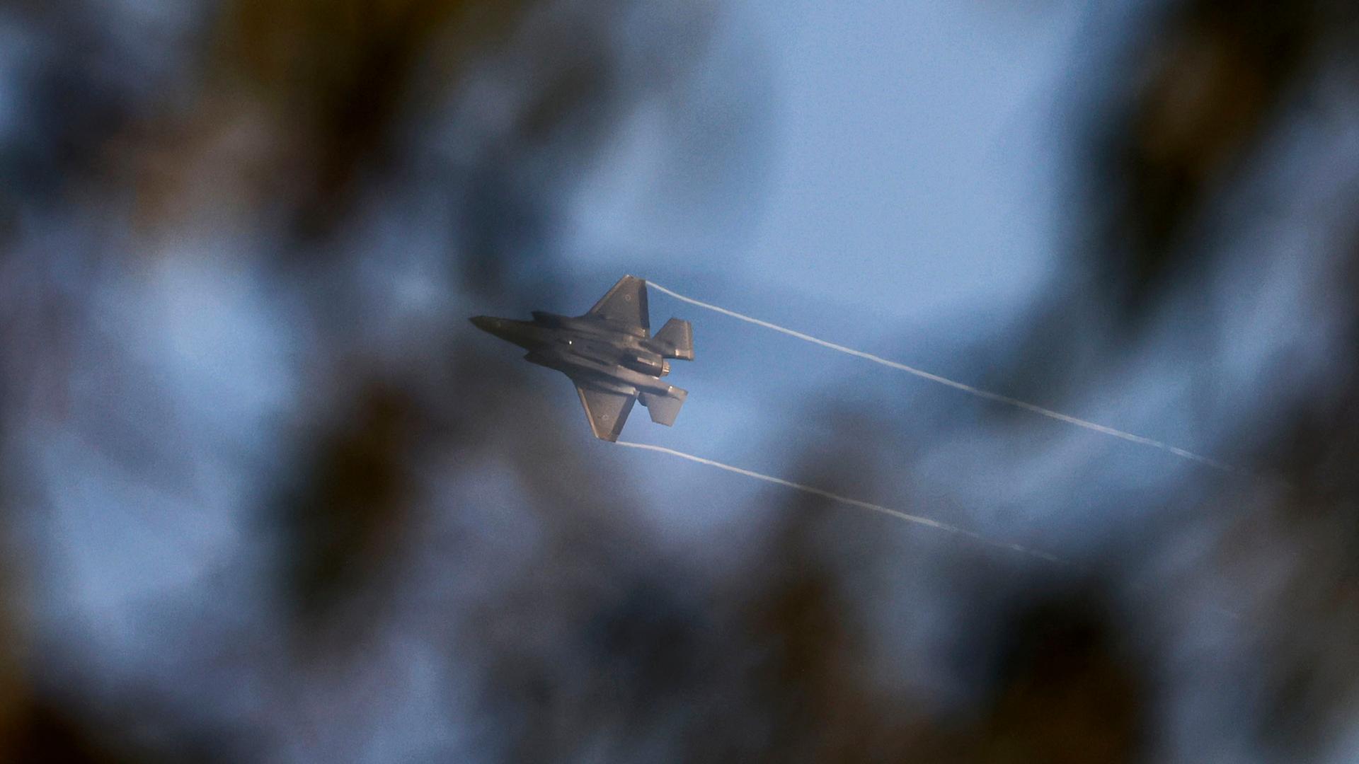 Ein israelischer Kampfjet fliegt im Norden des Landes über die Grenze zum Libanon. Ein israelischer Kampfjet fliegt im Norden des Landes über die Grenze zum Libanon.