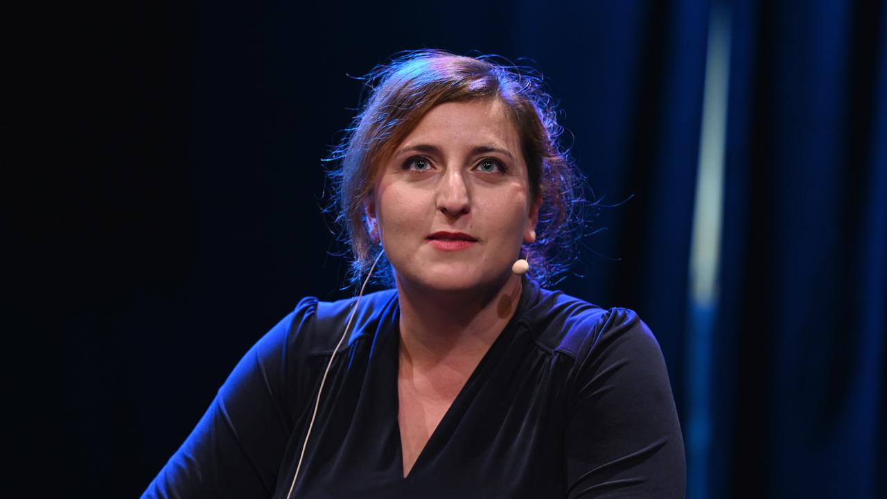 Moderatorin Shanli Anwar spricht auf dem Podium der Phil.Cologne, das internationale Festival für Philosophie