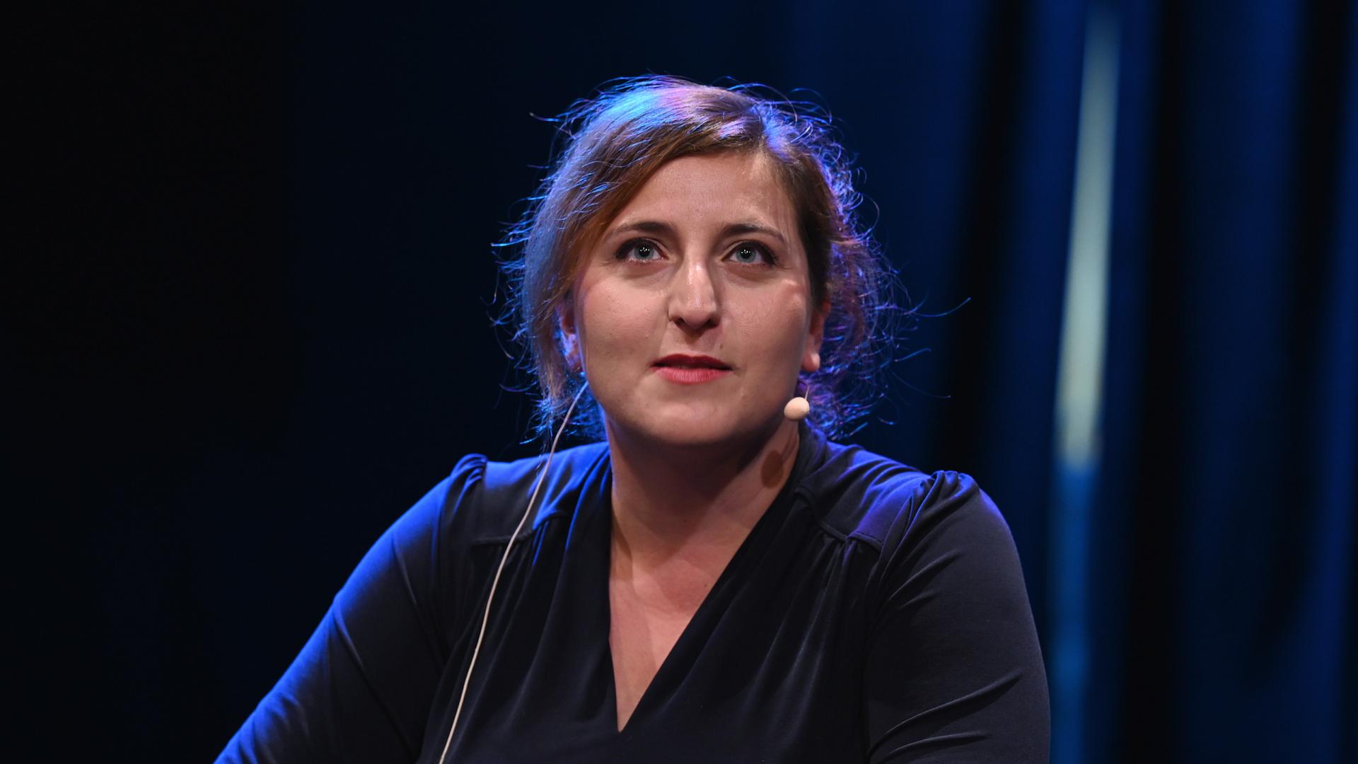 Moderatorin Shanli Anwar spricht auf dem Podium der Phil.Cologne, das internationale Festival für Philosophie