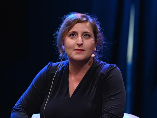 Moderatorin Shanli Anwar spricht auf dem Podium der Phil.Cologne, das internationale Festival für Philosophie
