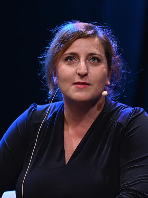 Moderatorin Shanli Anwar spricht auf dem Podium der Phil.Cologne, das internationale Festival für Philosophie