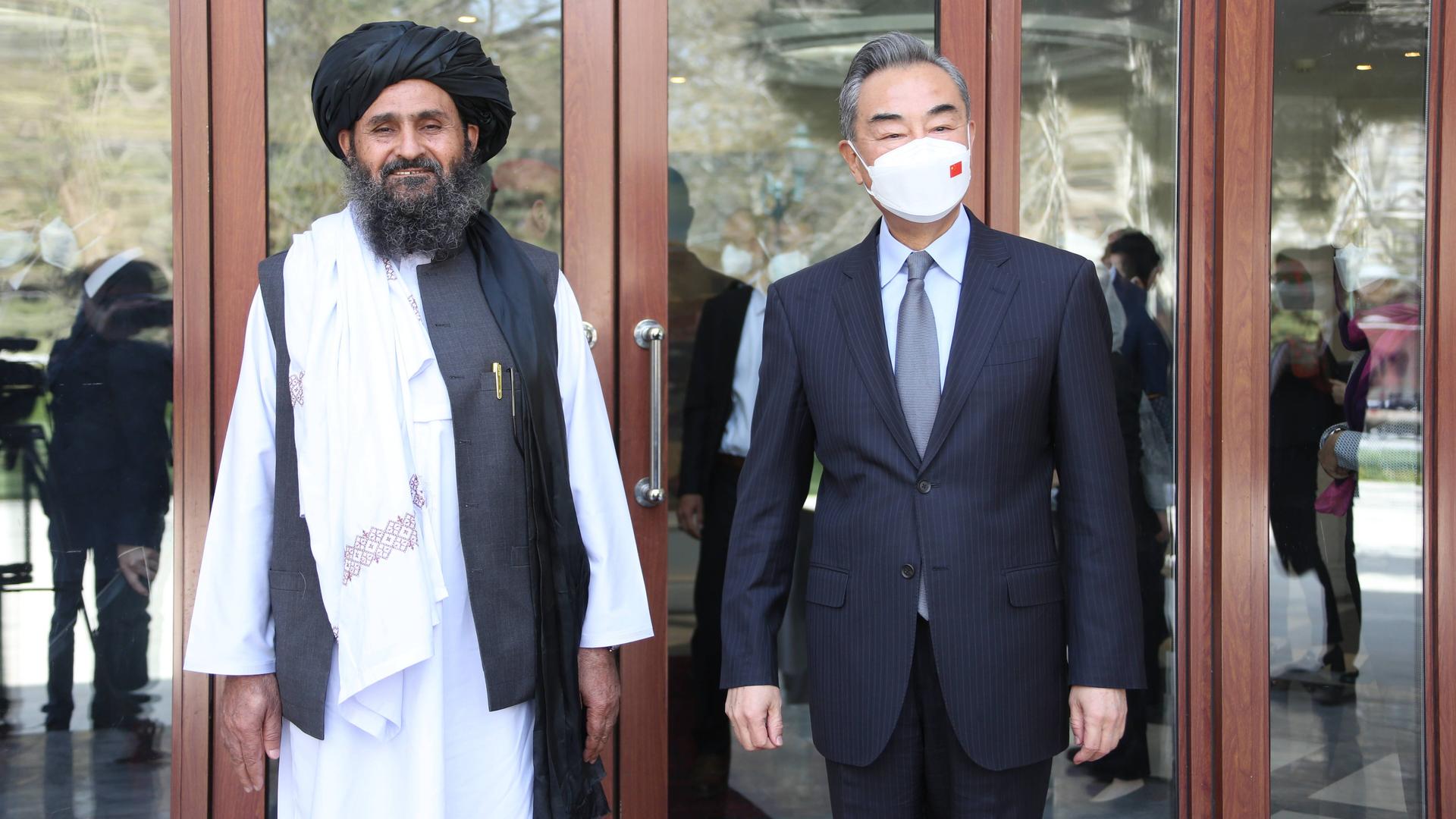 Der chinesische Außenminister Wang Yi (re.) neben seinem afghanischen Amtskollegen Abdul Ghani Baradar.