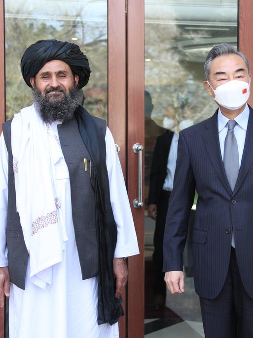 Der chinesische Außenminister Wang Yi (re.) neben seinem afghanischen Amtskollegen Abdul Ghani Baradar.