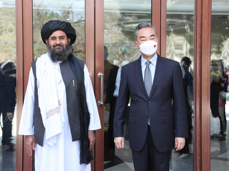 Der chinesische Außenminister Wang Yi (re.) neben seinem afghanischen Amtskollegen Abdul Ghani Baradar.