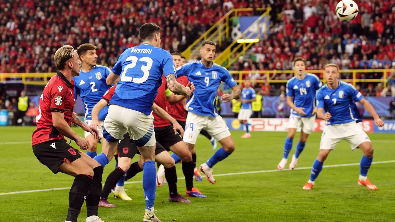 Mehrere italienische Nationalspieler kämpfen mit albanischen Spielern bei der Fußball-EM um den Ball. 
