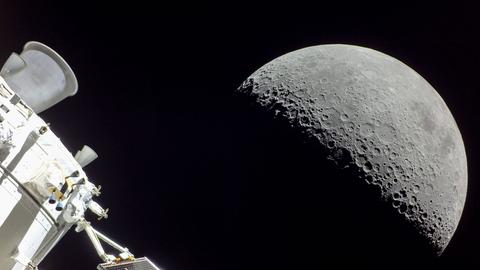 Orion-Raumschiff und der Mond 