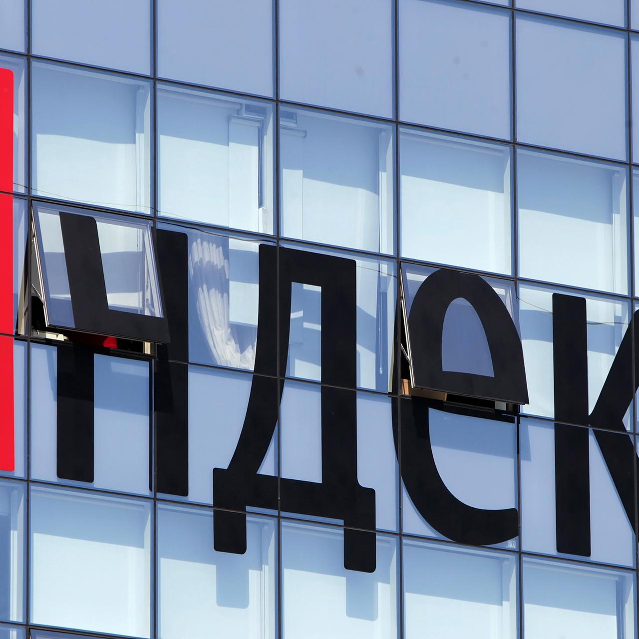 Das Yandex-Logo aufgenommen an der Zentrale des Unternehmens in Moskau, Russland.