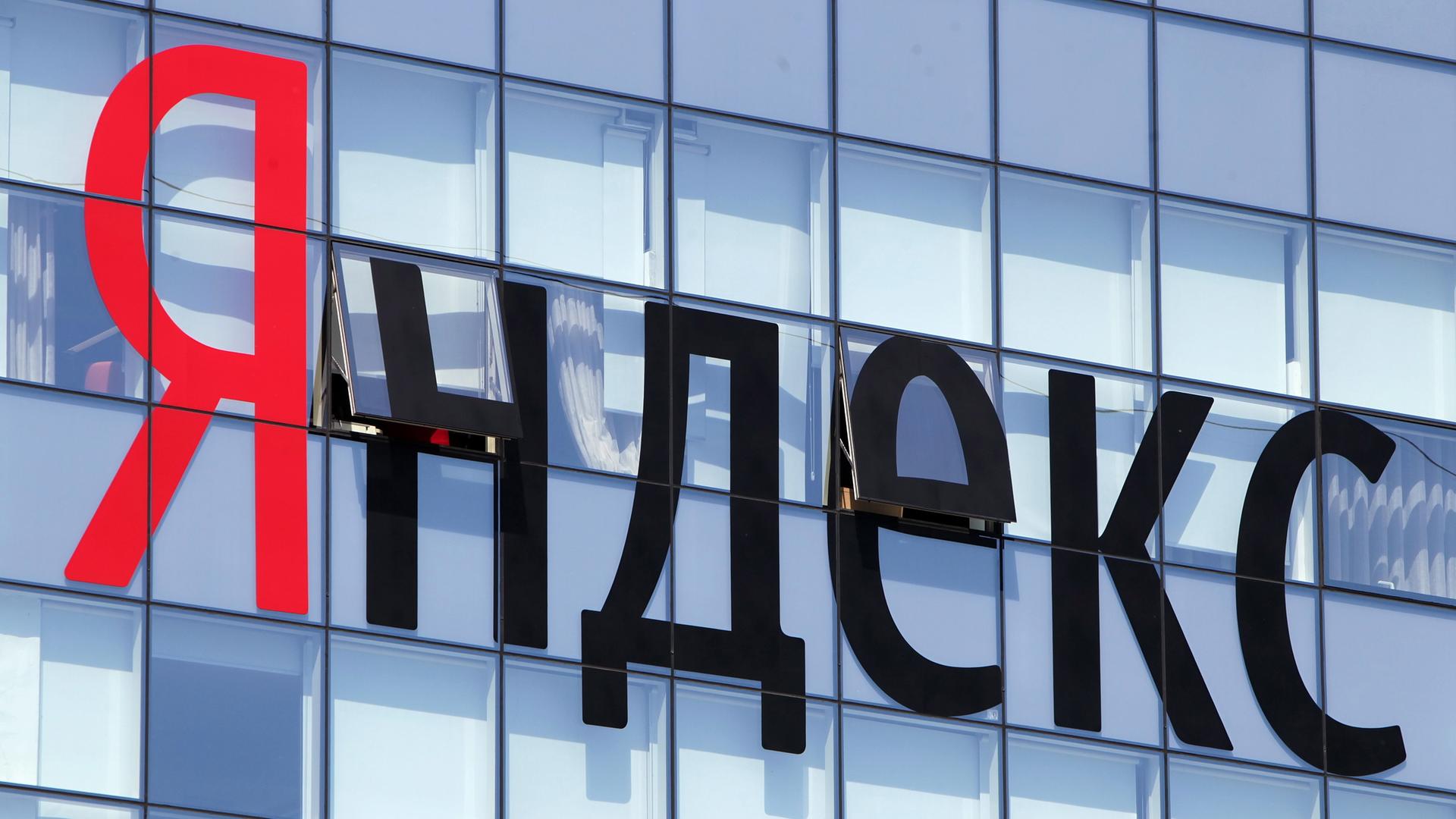 Das Yandex-Logo aufgenommen an der Zentrale des Unternehmens in Moskau, Russland.