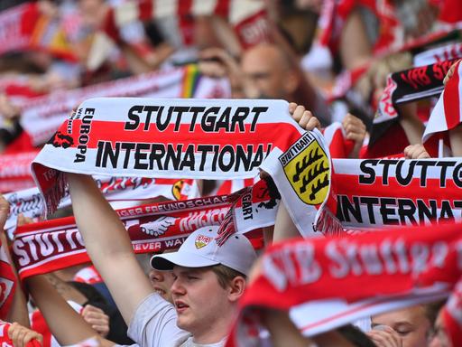 Fans des Fußball-Bundesligisten VfB Stuttgart halten stolz ihre Schals in die Höhe. Die Schwaben spielen in der nächsten Saison in der Champions League.