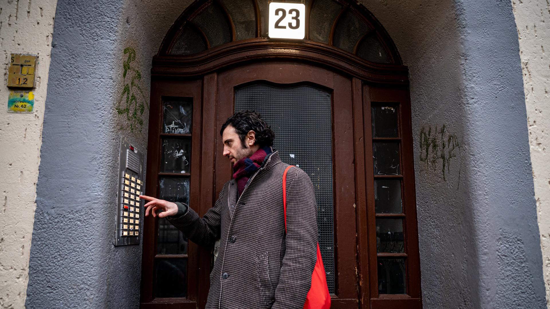 Hakan Demir (SPD), Mitglied des Deutschen Bundestages und Spitzenkandidat in Neukölln, klingelt in Berlin-Neukölln an einer Haustür. Er ist im Wahlkampf. 