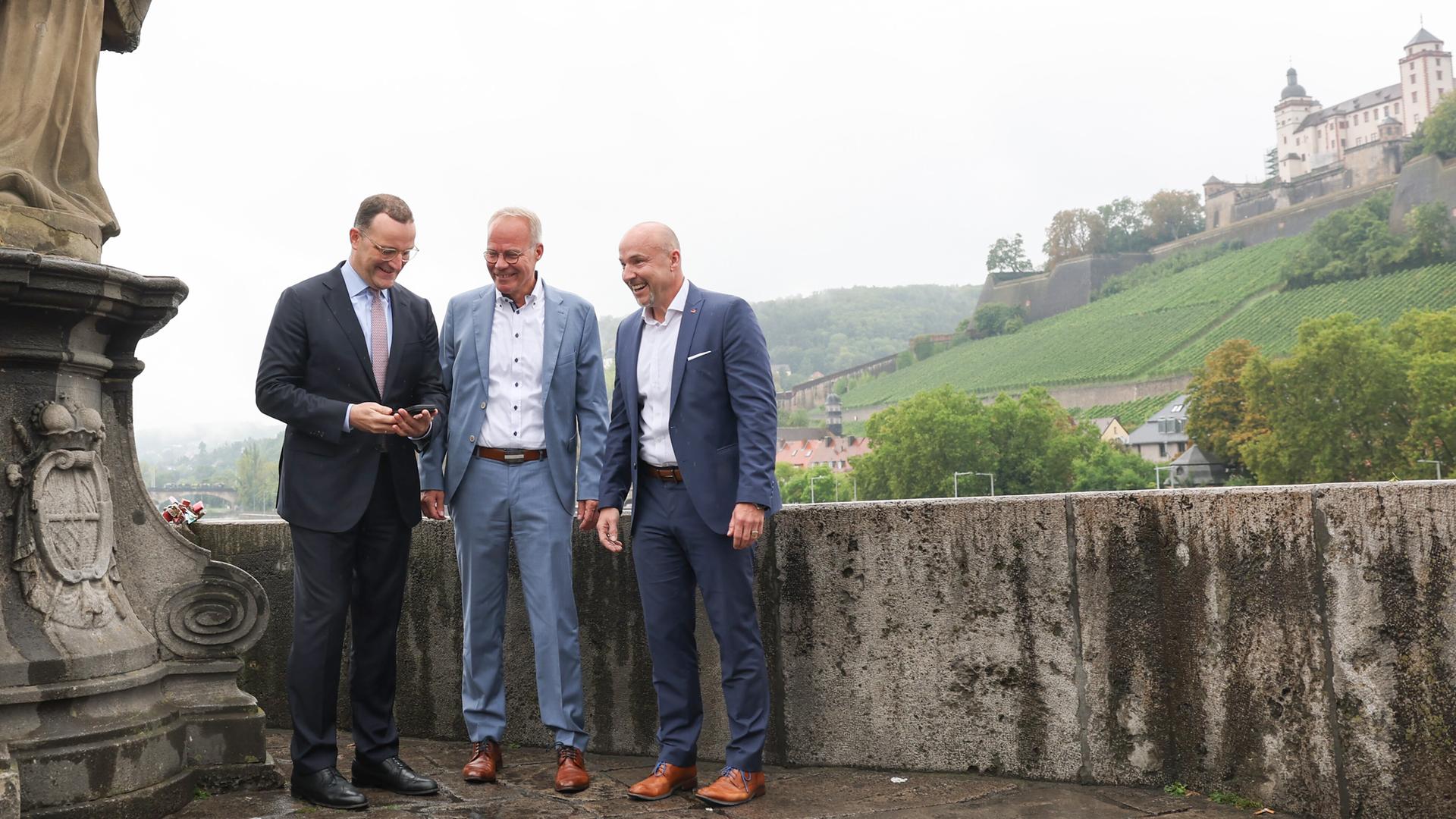 Die drei Fraktionsvorsitzenden Jens Spahn (l, CDU), Matthias Miersch (M, SPD) und Alexander Hoffmann (CSU) stehen im Rahmen der Klausurtagung der Geschäftsführenden Fraktionsvorstände im Bundestag auf der alten Mainbrücke Die drei Fraktionsvorsitzenden Jens Spahn (l, CDU), Matthias Miersch (M, SPD) und Alexander Hoffmann (CSU) stehen im Rahmen der Klausurtagung der Geschäftsführenden Fraktionsvorstände im Bundestag auf der alten Mainbrücke