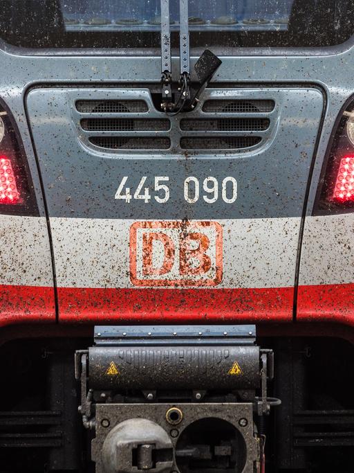 Eine Lok der Deutschen Bahn in Nahaufnahme.