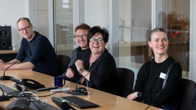 Gewinner:innen der bundesweiten Umfrage zur Deutschlandfunk Kultur-Kampagne "Wie groß ist deine Welt?" zu Besuch im Funkhaus Berlin während der der zweitätigen Hörer:innenreise am 04.-05.04.2025.Diskussion nach der Sendung "Im Gespräch" mit Vladimir Balzer.
