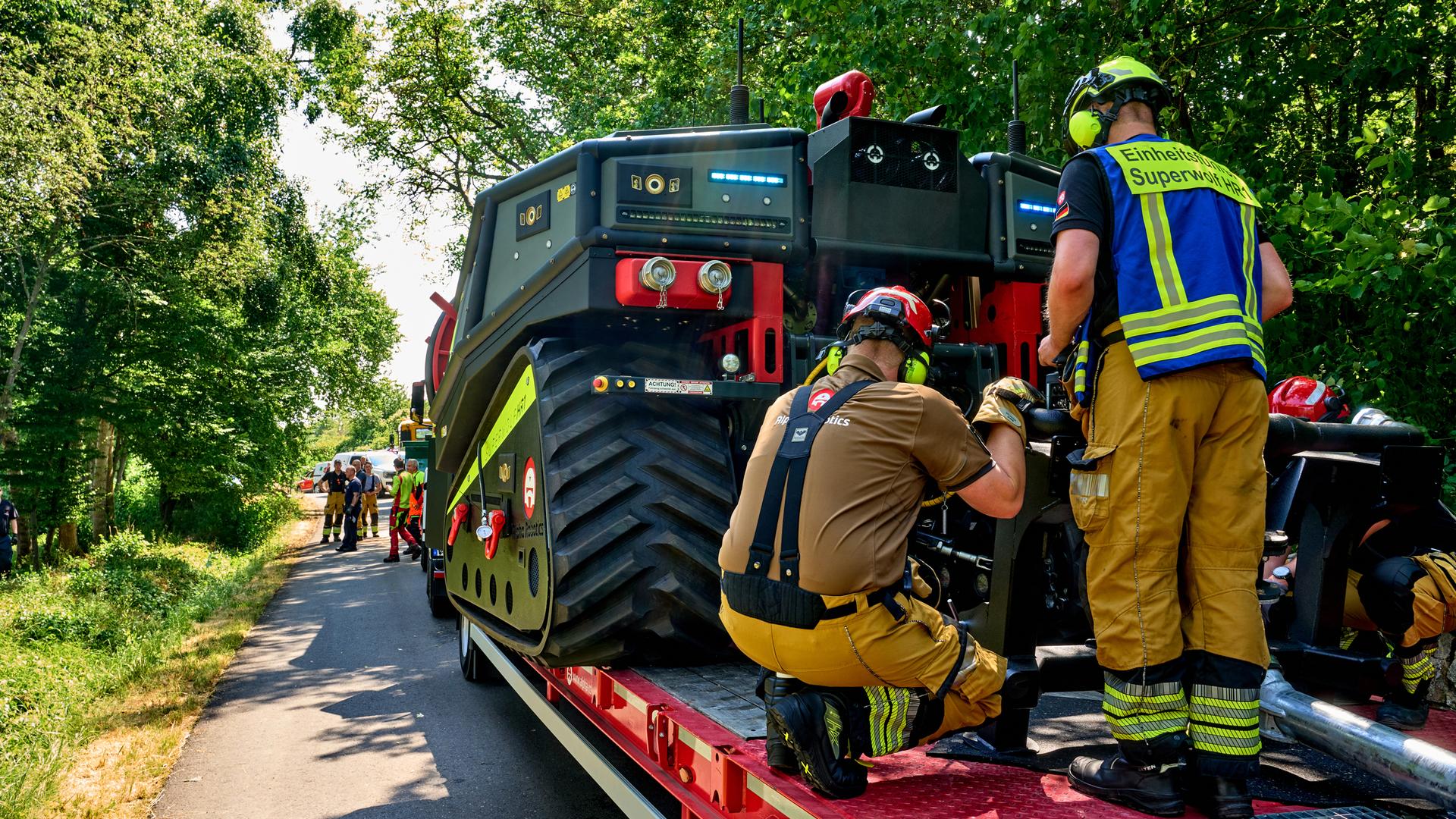 Traisen: Feuerwehrleute bringen den Löschroboter "Superwolf" zum Einsatz.