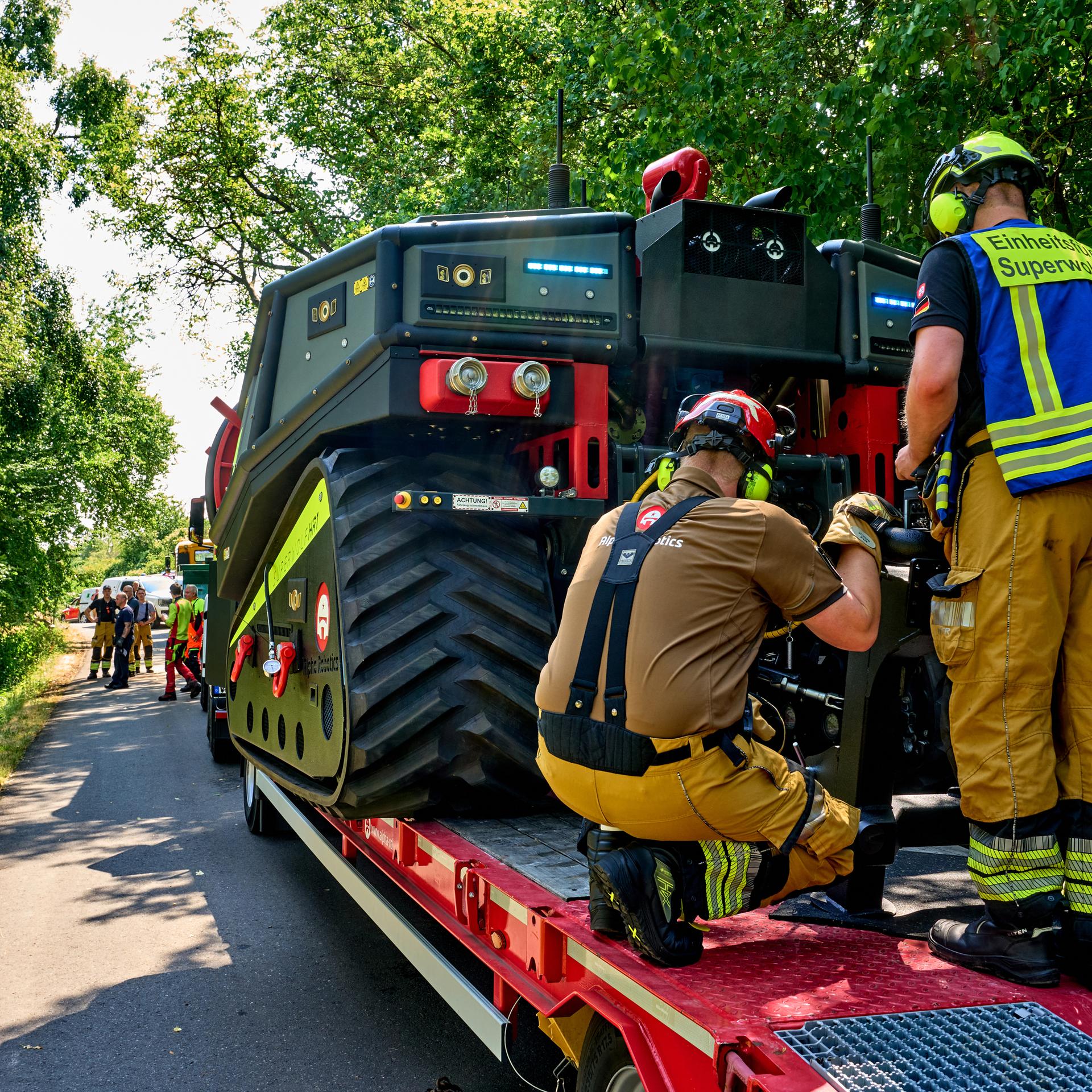 Traisen: Feuerwehrleute bringen den Löschroboter "Superwolf" zum Einsatz.