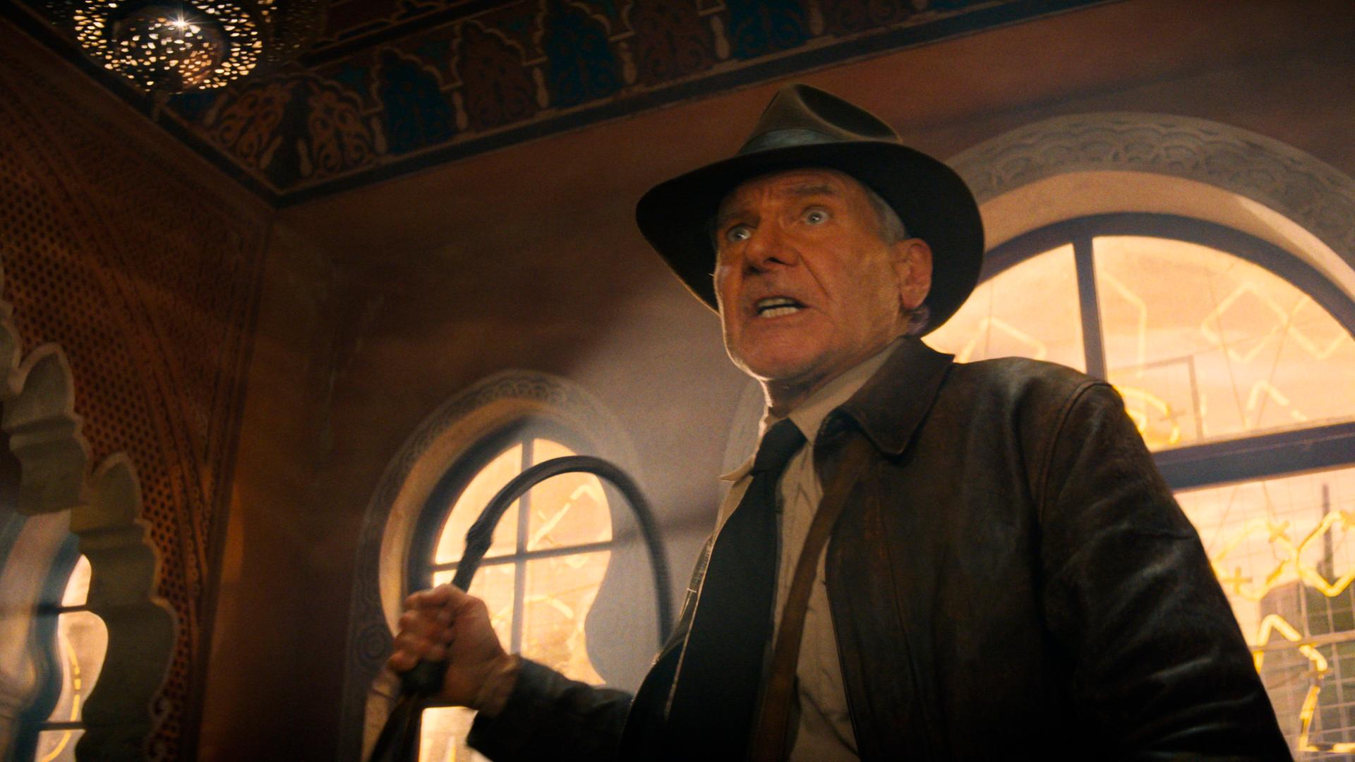 Der US-Schauspieler Harrison Ford in einer Szene der Films "Indiana Jones und das Rad des Schicksals" in seinem Kostüm und mit der Peitsche in der Hand. Der US-Schauspieler Harrison Ford in einer Szene der Films "Indiana Jones und das Rad des Schicksals" in seinem Kostüm und mit der Peitsche in der Hand.