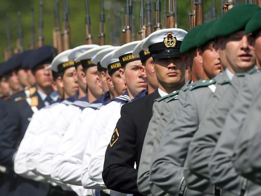 Bundeswehrsoldaten eines Wachbataillons marschieren am Donnerstag in Augustdorf bei Bielefeld zu einem feierlichen Gelöbnis auf. 