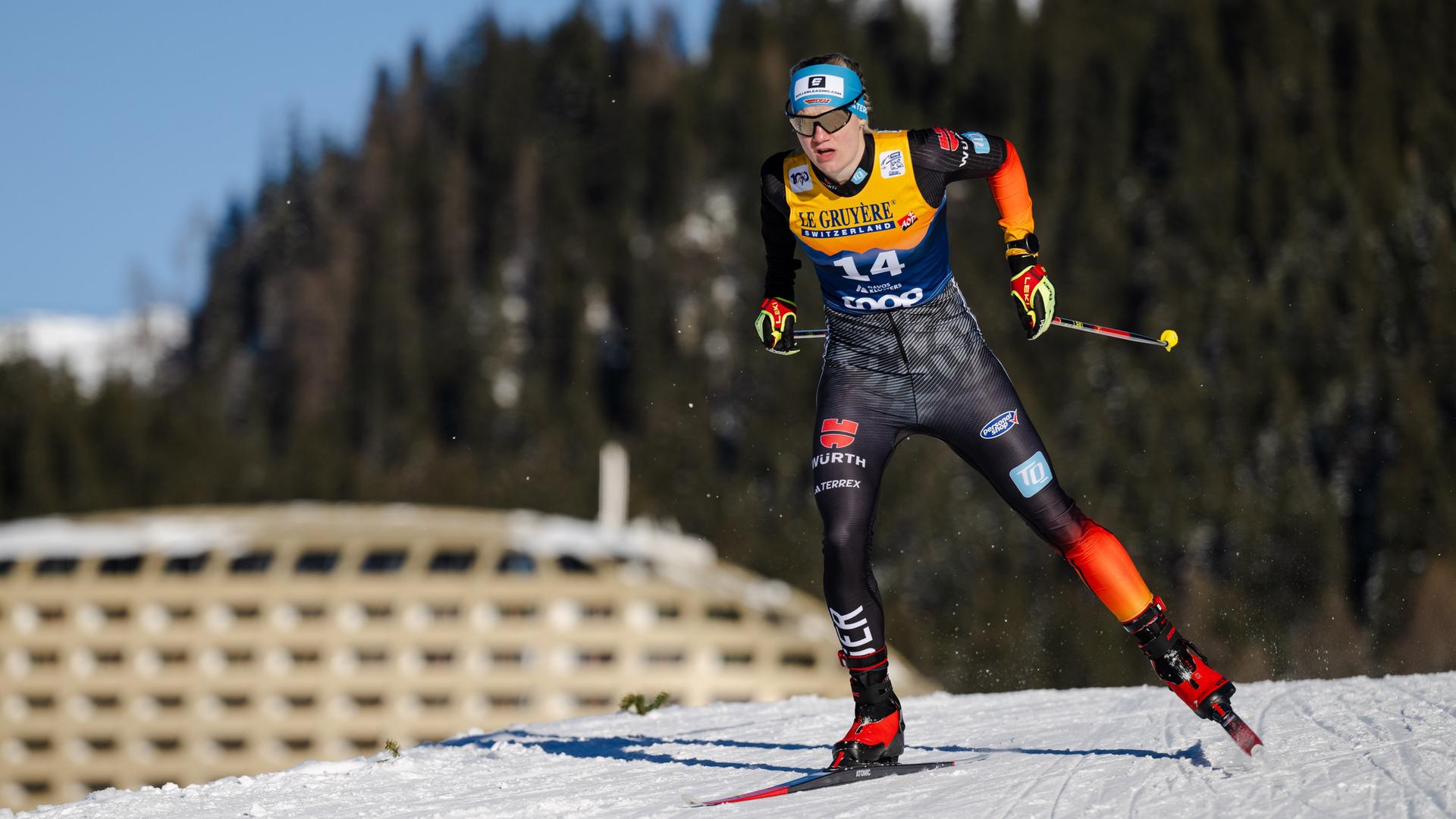 Langläuferin Victoria Carl gleitet bei der Tour de Ski über die Loipe. Langläuferin Victoria Carl gleitet bei der Tour de Ski über die Loipe.