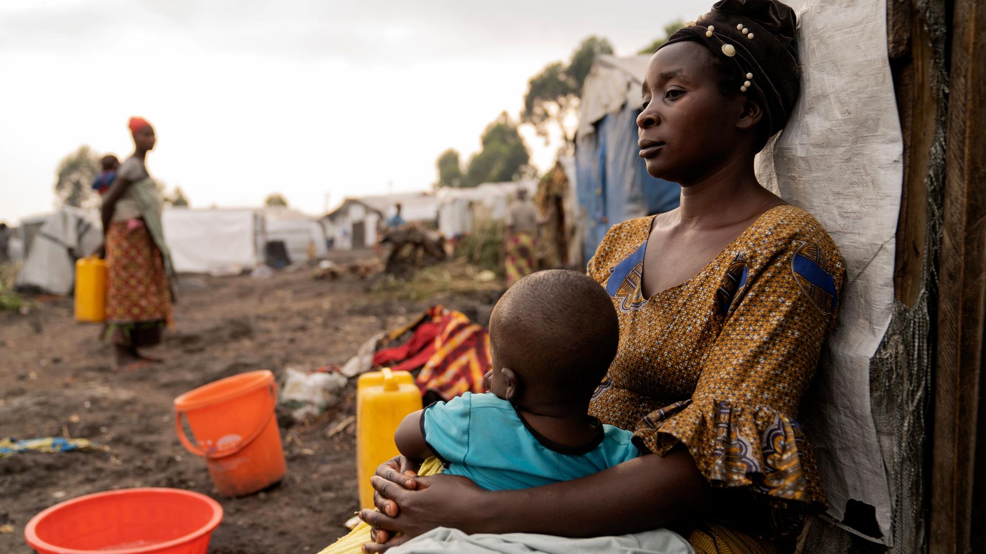 Demokratische Republik Kongo: Eine Mutter mit ihrem Kind sitzt vor ihrem Zelt in einem Flüchtlingslager am Rande von Goma. Demokratische Republik Kongo: Eine Mutter mit ihrem Kind sitzt vor ihrem Zelt in einem Flüchtlingslager am Rande von Goma.