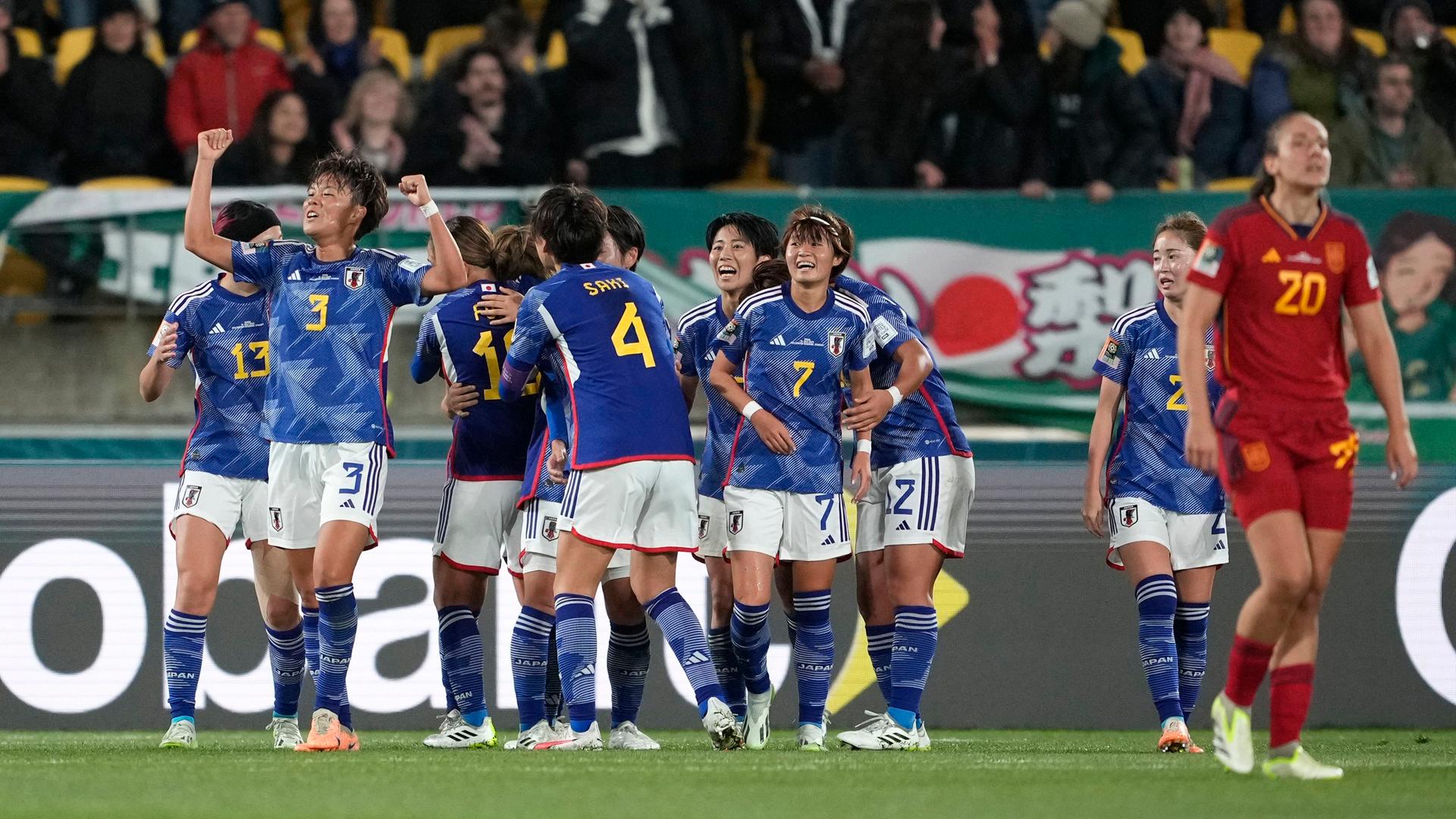 Neuseeland, Wellington: Fußball, Frauen: WM, Costa Rica - Sambia, Vorrunde, Gruppe C, 3. Spieltag: Japans Hinata Miyazawa (4.v.r) erzielt das erste Tor ihrer Mannschaft. Neuseeland, Wellington: Fußball, Frauen: WM, Costa Rica - Sambia, Vorrunde, Gruppe C, 3. Spieltag: Japans Hinata Miyazawa (4.v.r) erzielt das erste Tor ihrer Mannschaft.