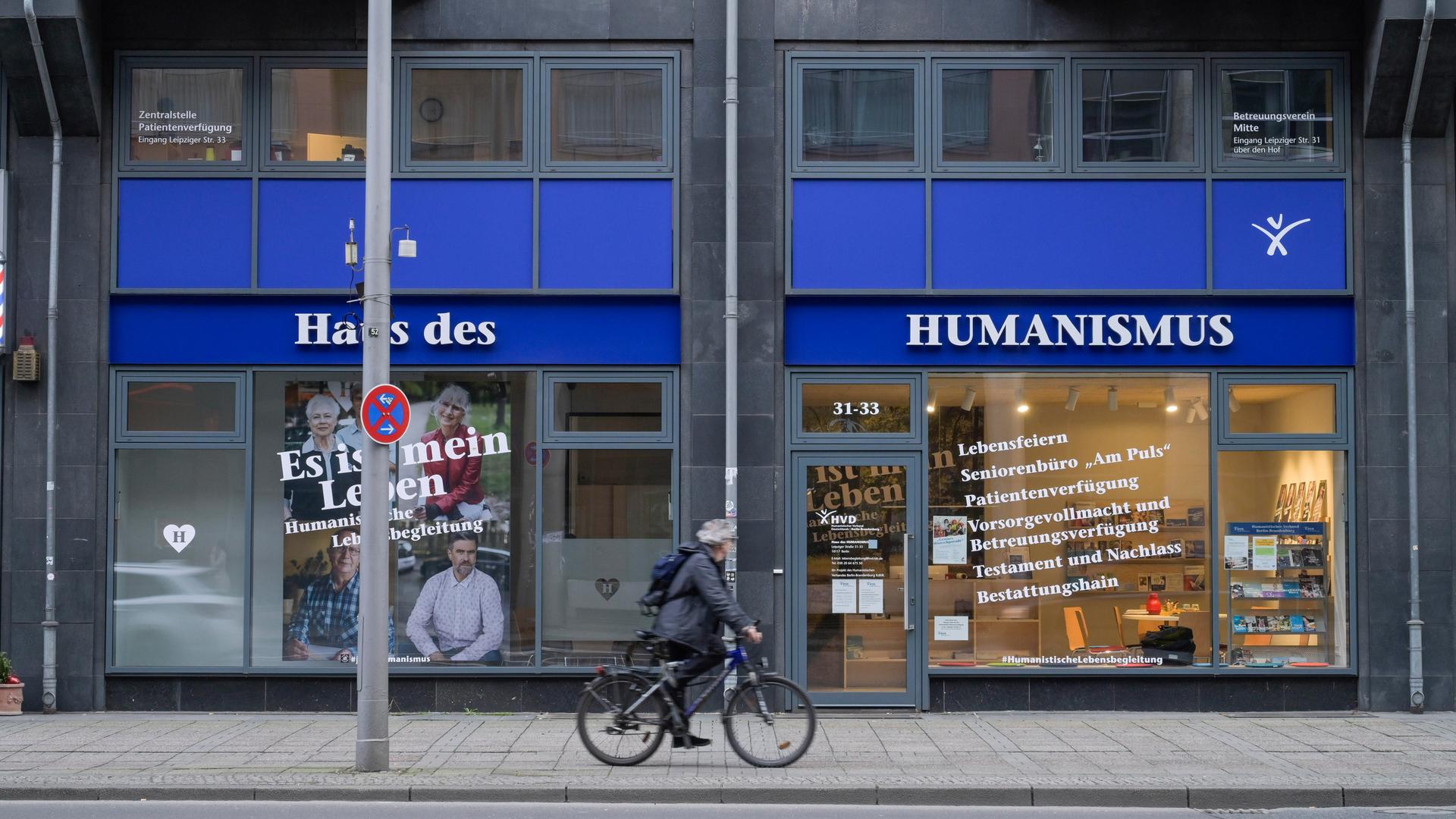 Das Foto zeigt in der Zentralperspektive das Haus des Humanismus in der Leipziger Straße in Berlin Mitte.