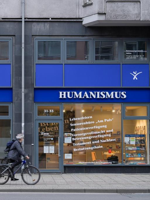 Das Foto zeigt in der Zentralperspektive das Haus des Humanismus in der Leipziger Straße in Berlin Mitte.