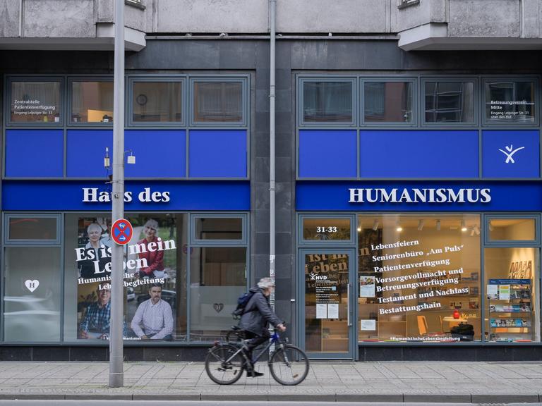 Das Foto zeigt in der Zentralperspektive das Haus des Humanismus in der Leipziger Straße in Berlin Mitte.