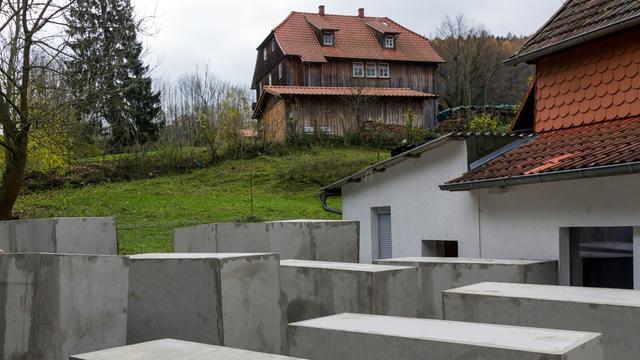 Von Aktivisten vom Zentrum für politische Schönheit am 22.11.2017 errichtete Nachbildung des Holocaust-Mahnmals (Denkmal für die ermordeten Juden Europas) auf dem direkten Nachbargrundstück zu Björn Höckes Wohnhaus in Bornhagen (Thüringen).