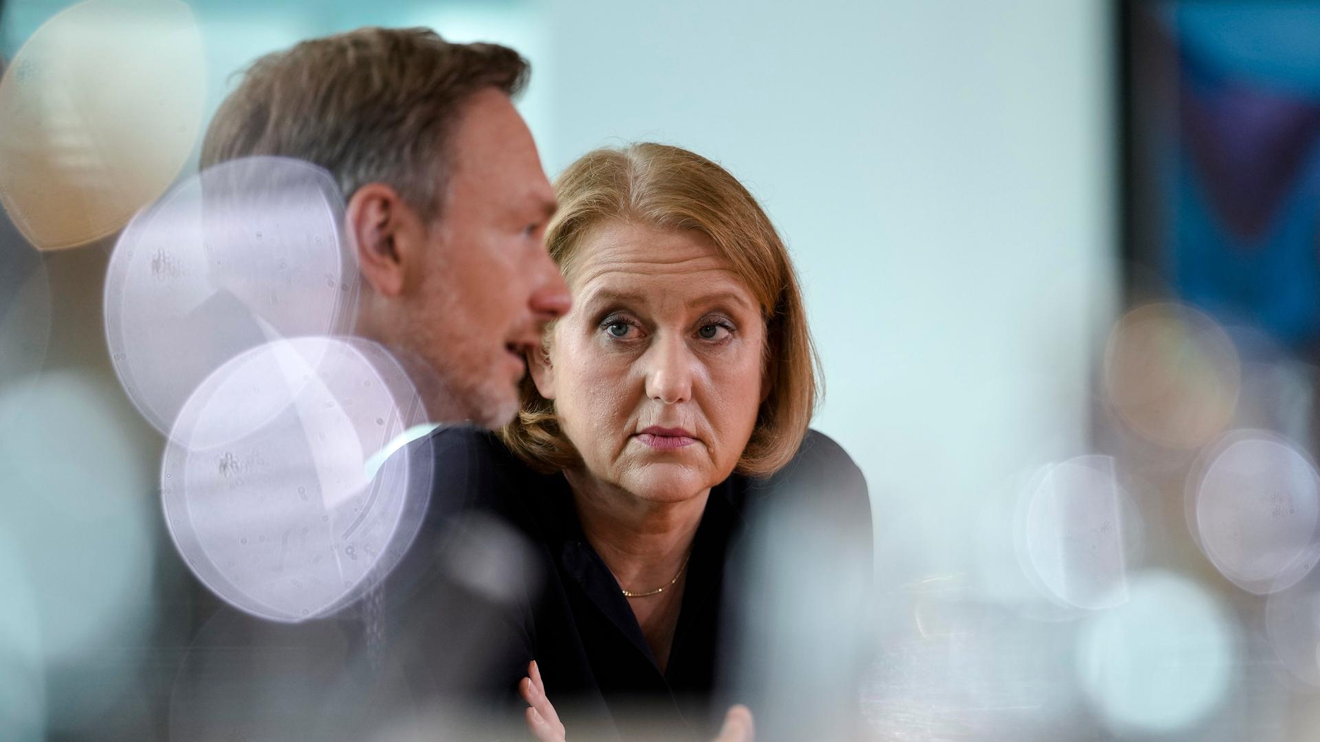 Bundesministerin für Familie, Senioren, Frauen und Jugend Lisa Paus, hört Finanzminister Christian Lindner, links, während einer Kabinettssitzung der Bundesregierung im Kanzleramt zu.