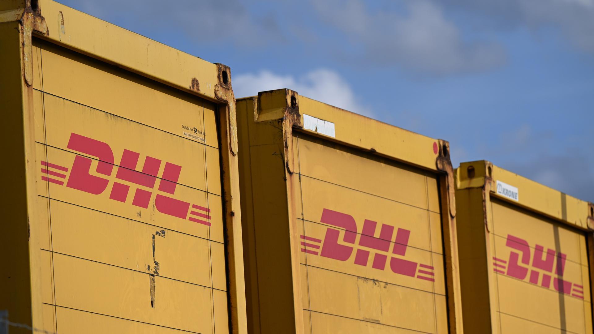 Nordrhein-Westfalen, Dortmund: Mehrere Container des Logistikers und Paketunternehmens DHL stehen nebeneinander. Nordrhein-Westfalen, Dortmund: Mehrere Container des Logistikers und Paketunternehmens DHL stehen nebeneinander.