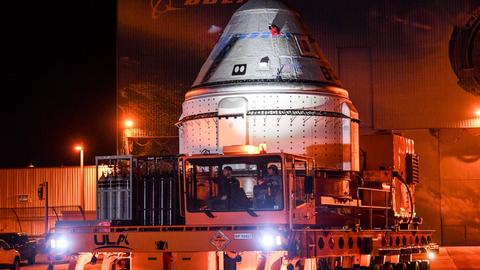 Die Raumkapsel Starliner von Boeing in der Erdumlaufbahn (Illustration) – beim Erstflug werden zwei Personen zur Besatzung gehören. (Foto: Boeing)